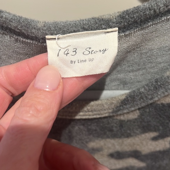 Womens size Large 143 Story by Line Up Camo long sleeve shirt with arm slits - Picture 5 of 8